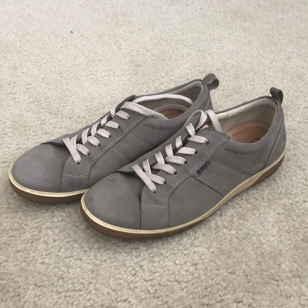 Ecco, size 37. Worn a handful of times.